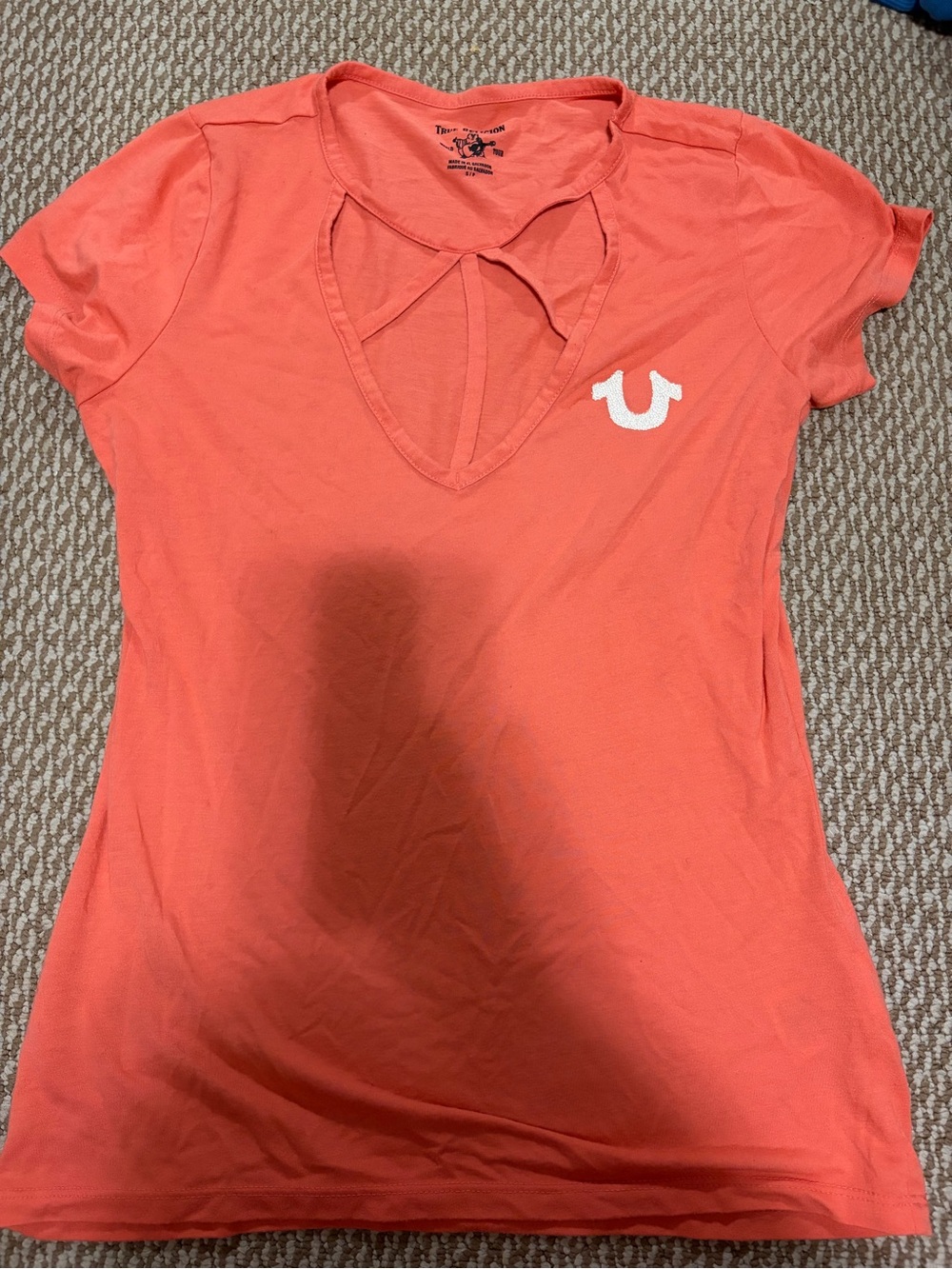 Womens size small True Religion Coral Short-Sleeve Tee with Cutout V-Neck